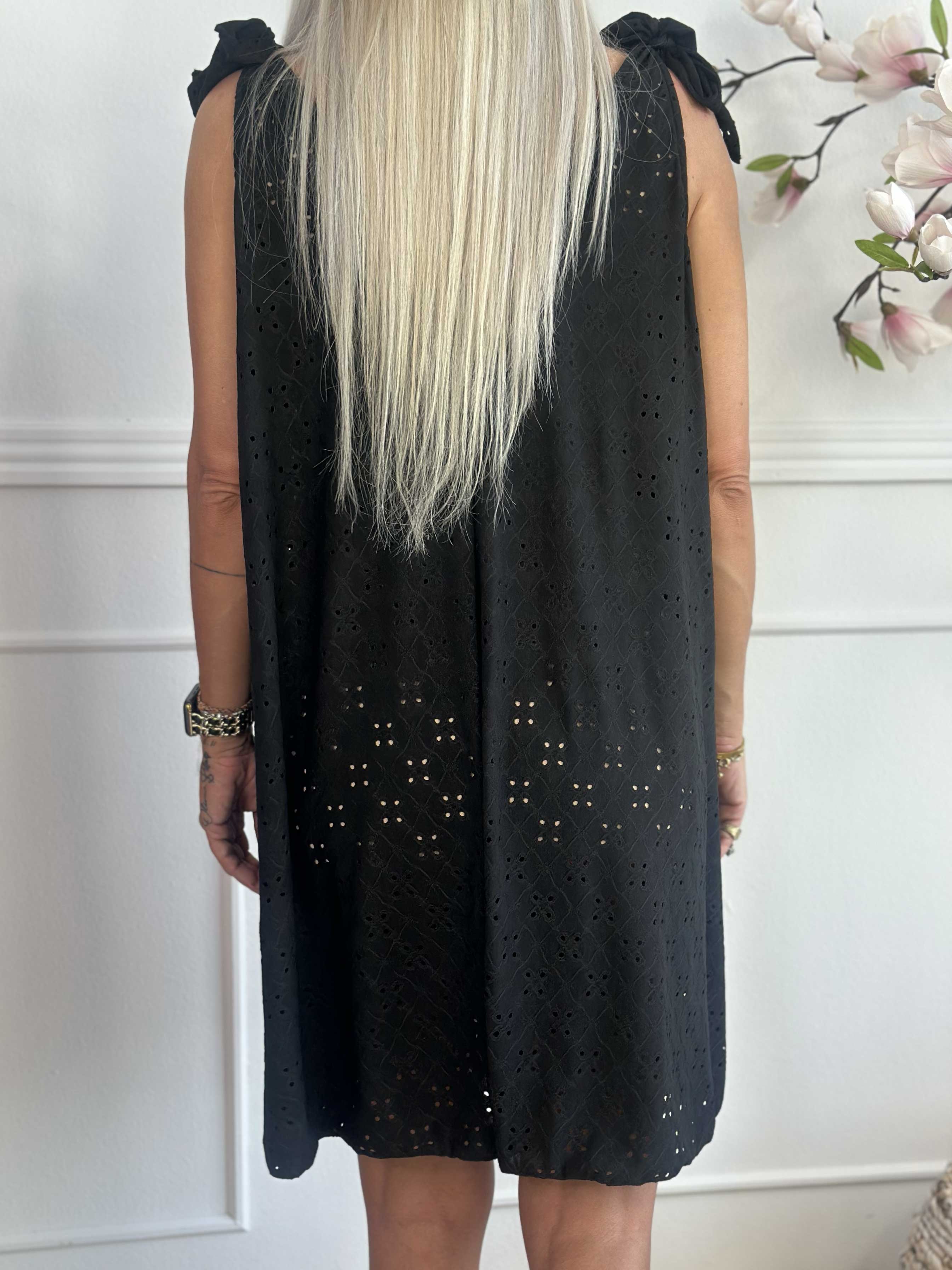 Likas - Mjuk och stretchig bandklänning med broderie anglaise